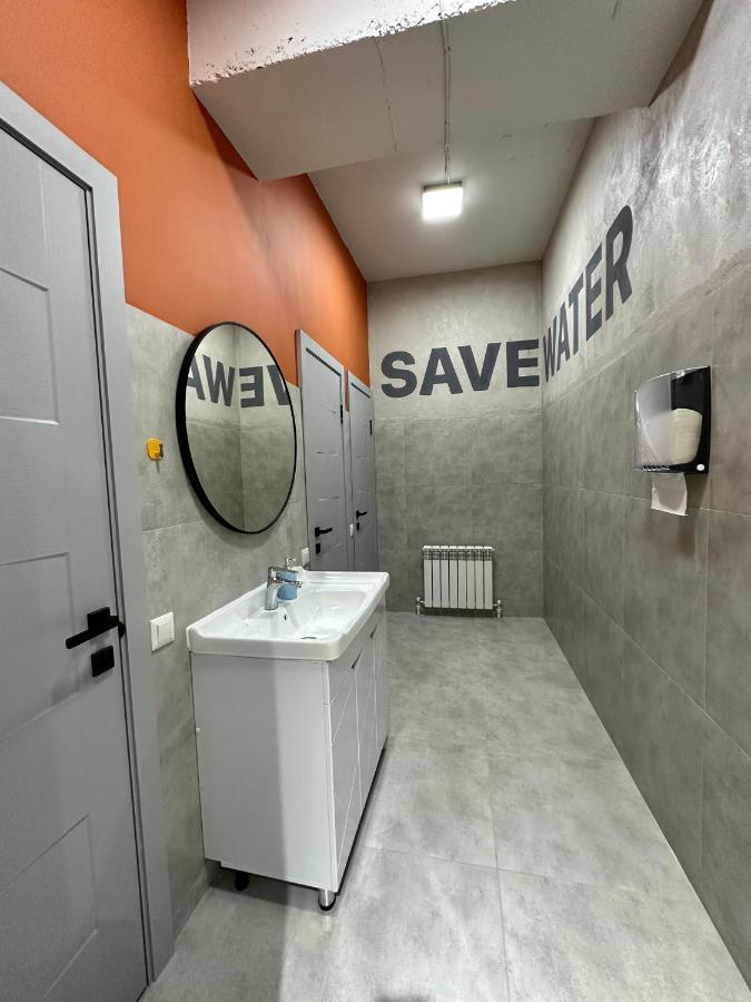 Izzzi Hostel Bishkek Exteriör bild